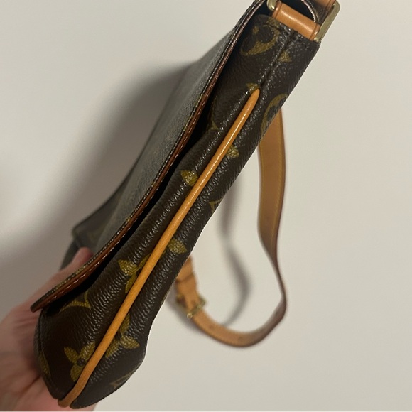 Louis Vuitton Musette Tango - Picture 9 of 12